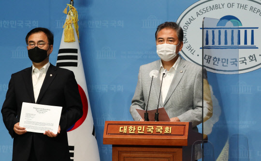 지난 8월16일 국민의힘 대권주자인 박진(오른쪽)의원이 국회 소통관에서 미국 여야의원 한미 백신스와프 촉구 관련 기자회견을 하고 있다. 왼쪽은 최형두 의원.연합뉴스